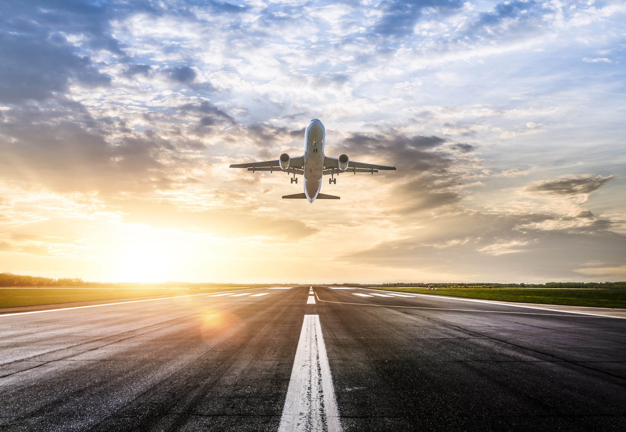 Image of a plane in full flight to illustrate the successful take-off of an ERP project.