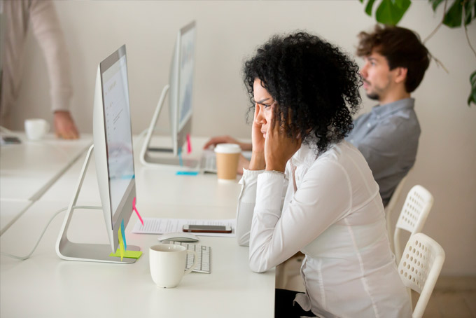 inefficient-business-processes Une employée frustrée à cause des processus d'entreprise inefficaces.
