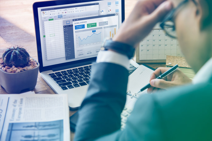 outdated-erp-system Un employé en difficulté à cause d'un système ERP obsolète.