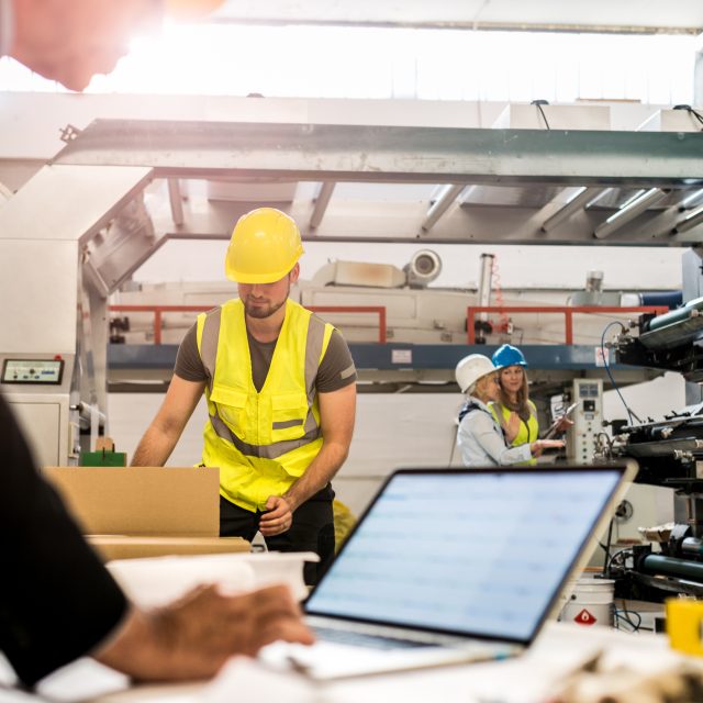 Optimisation des flux de production grâce à un ERP personnalisé.