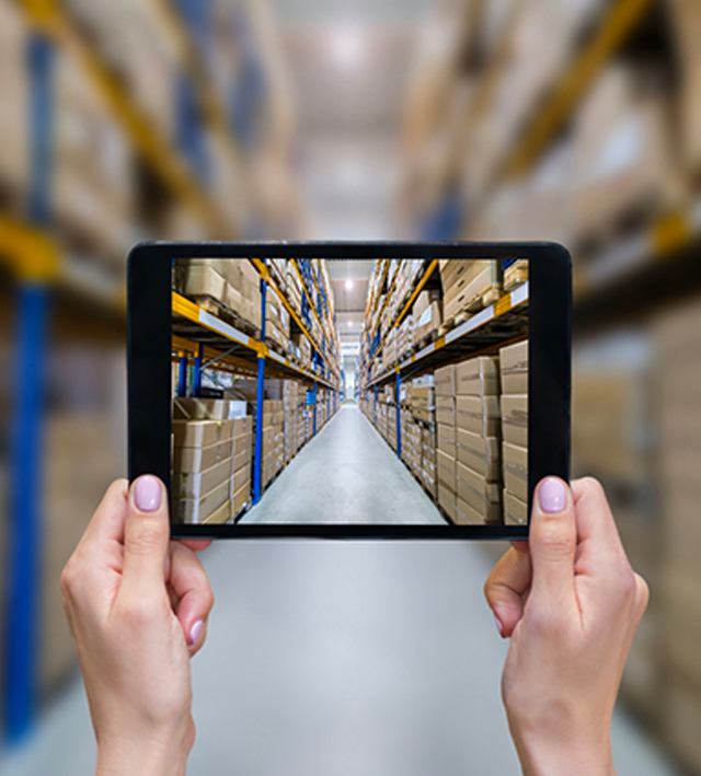 Un gestionnaire d'entrepôt qui utilise sa tablette et un logiciel ERP cloud dans le cadre de son travail. Un gestionnaire d'entrepôt qui utilise sa tablette et un logiciel ERP cloud dans le cadre de son travail.