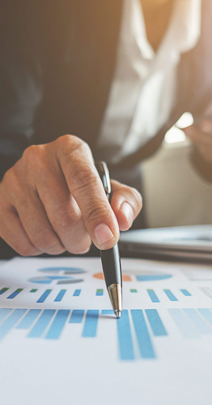 Un expert financier qui analyse les données collectées dans le module d'analyse et de planification financière avancé d'Epicor. Un expert financier qui analyse les données collectées dans le module d'analyse et de planification financière avancé d'Epicor.