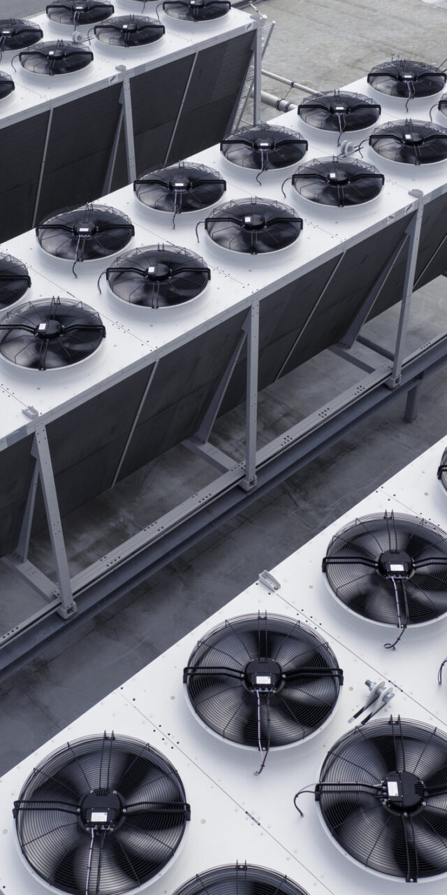 Un système de climatisation fabriqué par Canarm sur le toit d'un restaurant. Un système de climatisation fabriqué par Canarm sur le toit d'un restaurant.