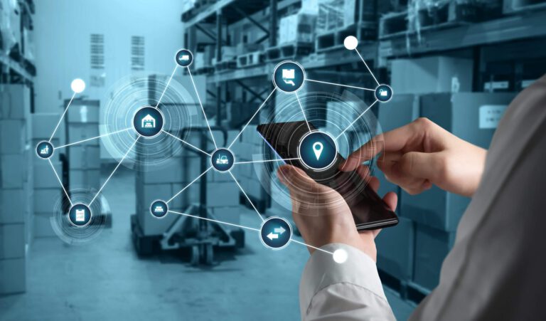 Personne utilisant un smartphone dans un entrepôt