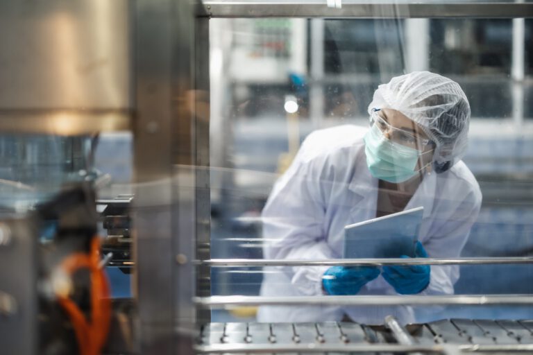 Technicien de laboratoire examinant des documents dans un établissement.